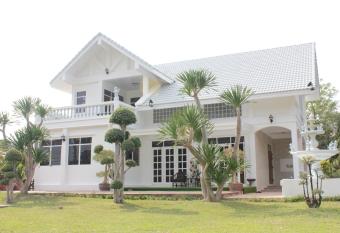 HOME@HOSTEL KANCHANABURI has Balcony rooms