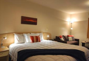 Braemar Motor Lodge has rooms with a private hot tub