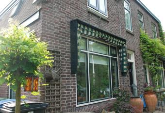 de Rentmeester allows 18 year olds to book a room