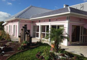 L ECHELLE has Balcony rooms