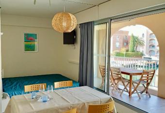 Studio Hyeres Port has Balcony rooms