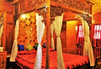 Zaffer Group Of Houseboats has rooms with a private hot tub