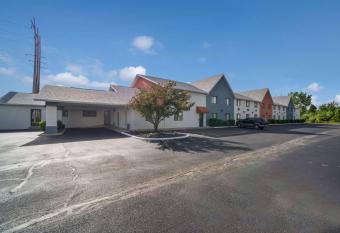 Ramada by Wyndham Effingham allows 18 year olds to book a room