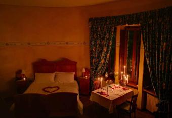 Al Borducan Romantic Hotel - Adults Only allows 18 year olds to book a room