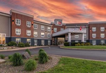 Best Western Plus Bridgewater Hotel & Convention Centre has rooms with a private hot tub