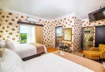 Hotel Palacio Maya has rooms with a private hot tub