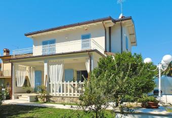 Poderino della Lesca has Balcony rooms