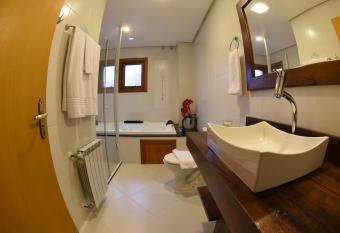 Hotel Cabanas Tio M  ller has rooms with a private hot tub