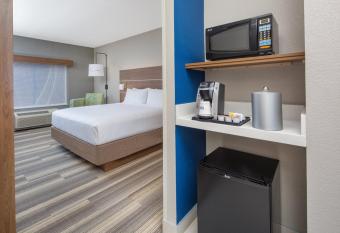 Holiday Inn Express & Suites Surprise has rooms with a private hot tub