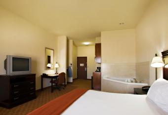 Holiday Inn Express & Suites Sweetwater has rooms with a private hot tub