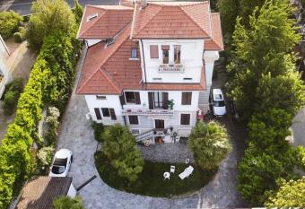 BB Villa Adriana Varese has Balcony rooms