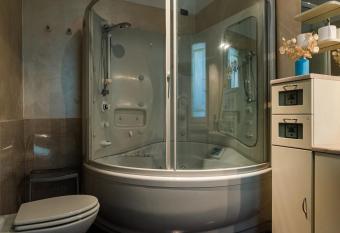 A Casa Di Manu B&B has rooms with a private hot tub