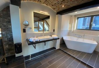 Les Tanneurs has rooms with a private hot tub