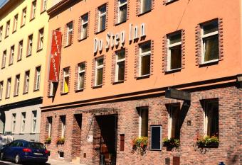 Do Step Inn Home - Hotel & Hostel allows 18 year olds to book a room