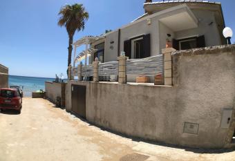 Appartamento sul mare allows 18 year olds to book a room