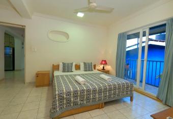 ROSSIO  Pool + Garden, Steps from Beach allows 18 year olds to book a room