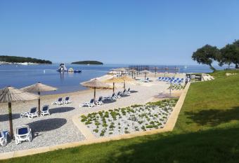 Nilda has Smoking/Balcony rooms