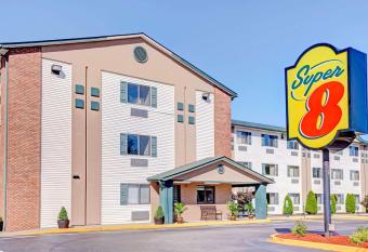 Super 8 by Wyndham Louisville Airport allows 18 year olds to book a room