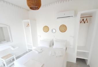 Maroulis Studios has Smoking/Balcony rooms