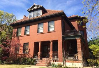 Casa Magnolia B & B allows 18 year olds to book a room