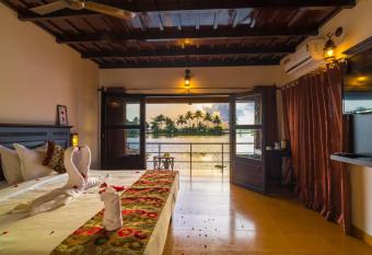 Warmth Lake Haven has Balcony rooms