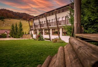 Casa Muntelui allows 18 year olds to book a room