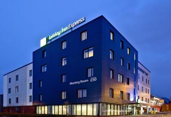 Holiday Inn Express Birmingham South A45, an IHG Hotel allows 18 year olds to book a room
