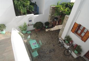 Mitsi Studios allows 18 year olds to book a room