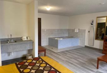 Americas Best Value Inn West Frankfort has rooms with a private hot tub