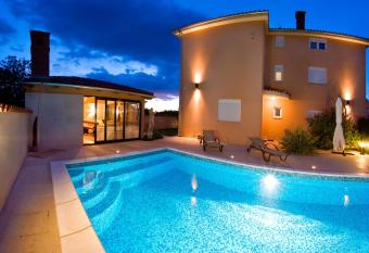 Villa Mihaela has Balcony rooms