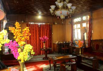 Yasmeen Group Of Houseboats allows 18 year olds to book a room