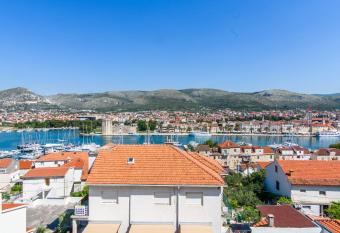 Rooms Carija has Balcony rooms