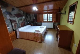 Hotel Rural Camino Medulas has rooms with a private hot tub