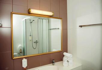 Hotel Metsis has rooms with a private hot tub