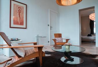 Place Jourdan Residence has rooms with a private hot tub