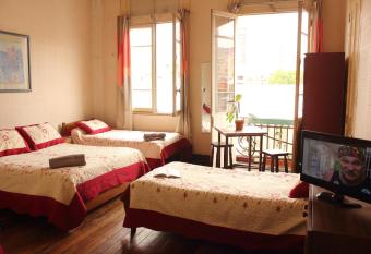 Hostal Fiorenttina has Balcony rooms