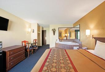 Days Inn by Wyndham Charlotte/Woodlawn Near Carowinds has Balcony rooms