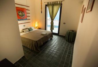 Casa Stone Milazzo B&B has rooms with a private hot tub