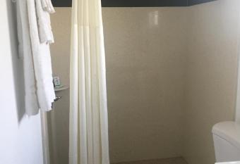 Aristocrat Motel has rooms with a private hot tub