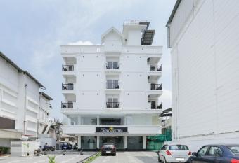 Hotel Crown Suites has Balcony rooms