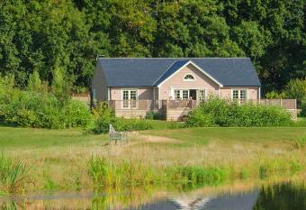 Woodbell Lodge has rooms with a private hot tub