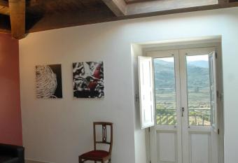 Feudo Vagliasindi has rooms with a private hot tub