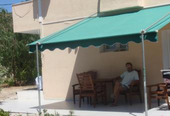 Apartment in Lagonisi allows 18 year olds to book a room