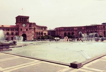 Luxury Apartment with jacuzzi on Republic Square has Balcony rooms