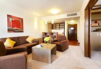 Baltic Plaza Hotel Medi Spa has rooms with a private hot tub