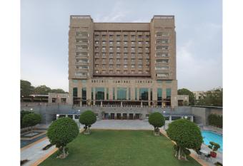 Jaypee Vasant Continental has rooms with a private hot tub