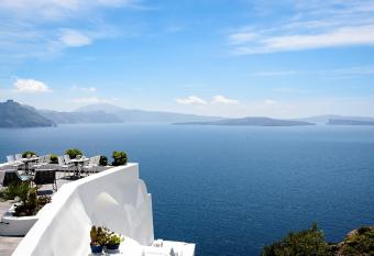 Aris Caves has rooms with a private hot tub