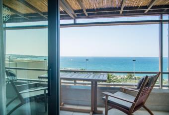 KING MINOS RETREAT Resort & Spa has rooms with a private hot tub