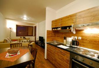 Apartments Ski & Sun has rooms with a private hot tub