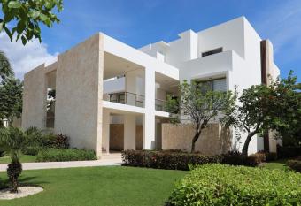 Quetzal Apartment has rooms with a private hot tub